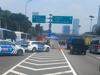 Massa Demo di DPR Mulai Padat, Polisi Alihkan Arus Lalu Lintas
