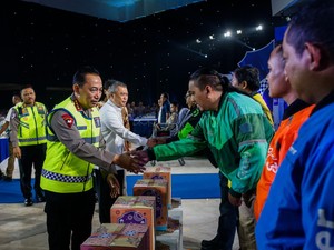 Kapolri Beri Bantuan Sembako ke Ojol di Hari Lalu Lintas Bhayangkara Ke-70