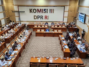 Rapat RKUHAP, Wamen HAM Usul Izin Sadap-Larangan Penahanan di Kantor Penyidik