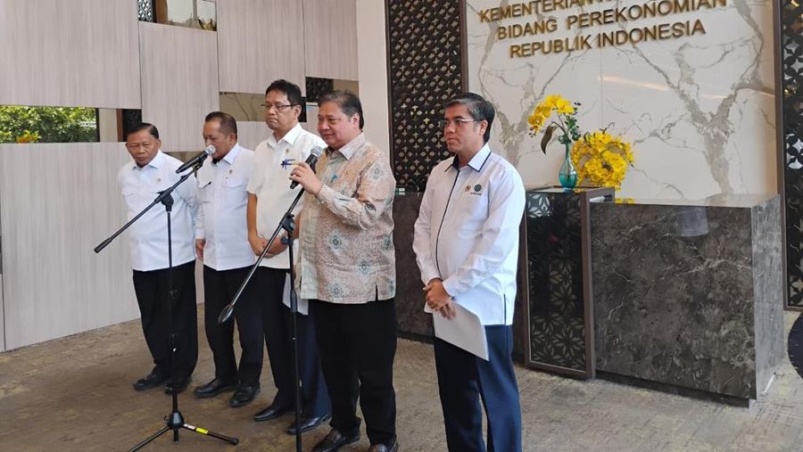 Menko Perekonomian Airlangga Hartarto dalam konferensi Pers paket tambahan stimulus ekonomi 8+4+5.