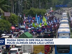 Video: Massa Demo di DPR Mulai Padat, Polisi Alihkan Arus Lalu Lintas