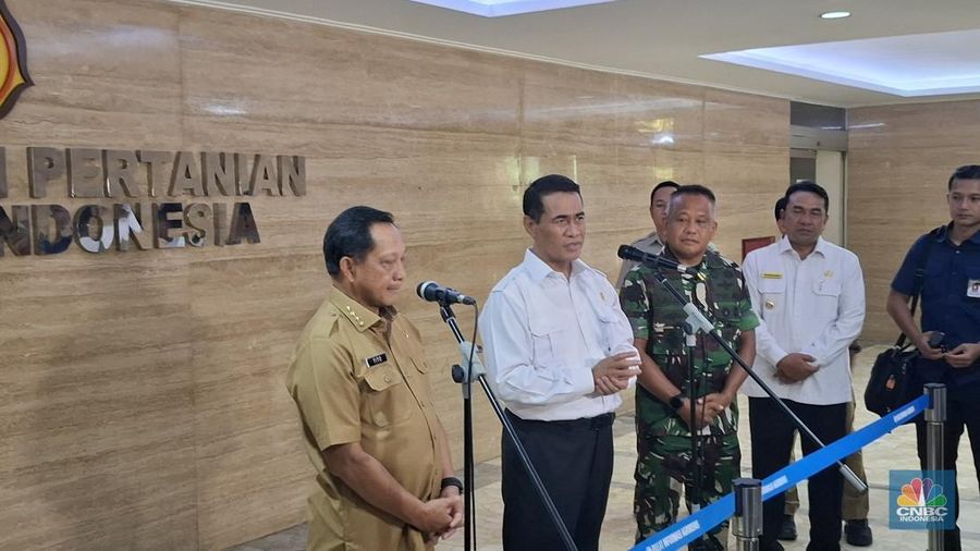 Menteri Dalam Negeri (Mendagri) Tito Karnavian dan Menteri Pertanian (Mentan) Andi Amran Sulaiman menyampaikan keterangan pers di kantor Kementerian Pertanian, Senin (22/9/2025). (CNBC Indonesia/Chandra Dwi Pranata)