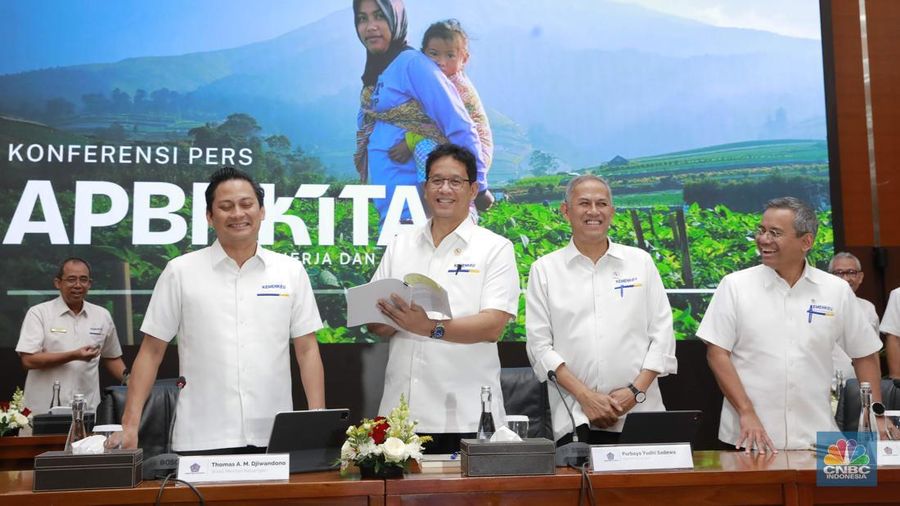 Menteri Keuangan Purbaya Yudhi Sadewa dalam memberi pemaparan APBN Kita di Kantor kementerian Keuangan, Jakarta, Senin, (22/9/2025). (CNBC Indonesia/Muhammad Sabki)