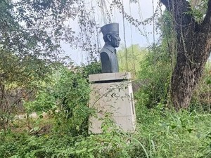 Duh, Monumen Gesang Tertutup Ilalang