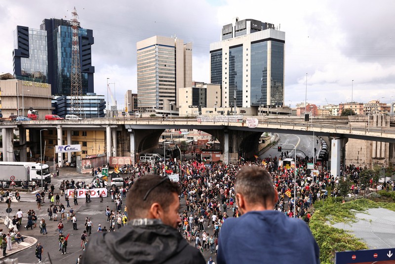 Para demonstran membawa suar asap, sementara para pekerja pelabuhan ikut serta dalam aksi mogok di dekat pelabuhan Genoa sebagai bagian dari protes nasional Para demonstran membawa suar asap, sementara para pekerja pelabuhan ikut serta dalam aksi mogok di dekat pelabuhan Genoa sebagai bagian dari protes nasional