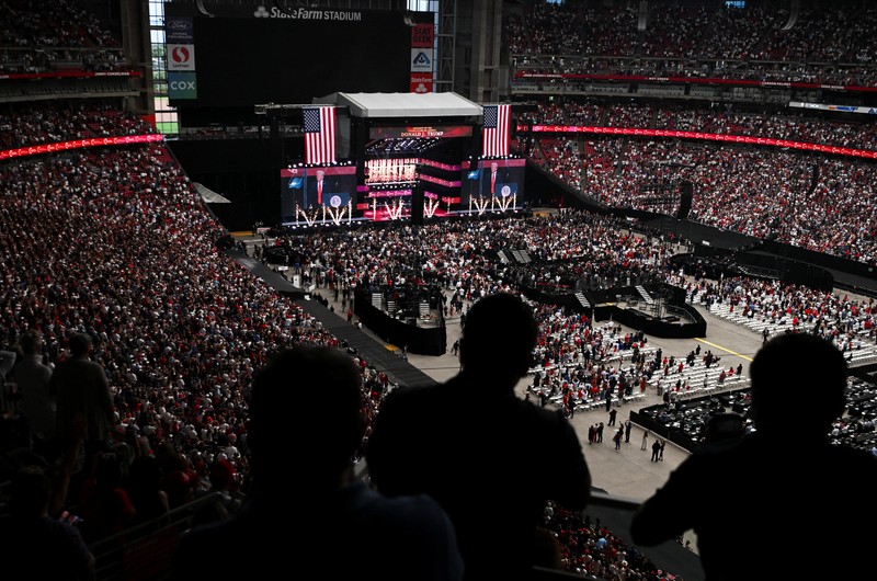 Presiden AS Donald Trump muncul di panggung selama upacara peringatan untuk komentator konservatif yang terbunuh Charlie Kirk di Stadion State Farm, di Glendale, Arizona, AS, 21 September 2025. (REUTERS/Daniel Cole)