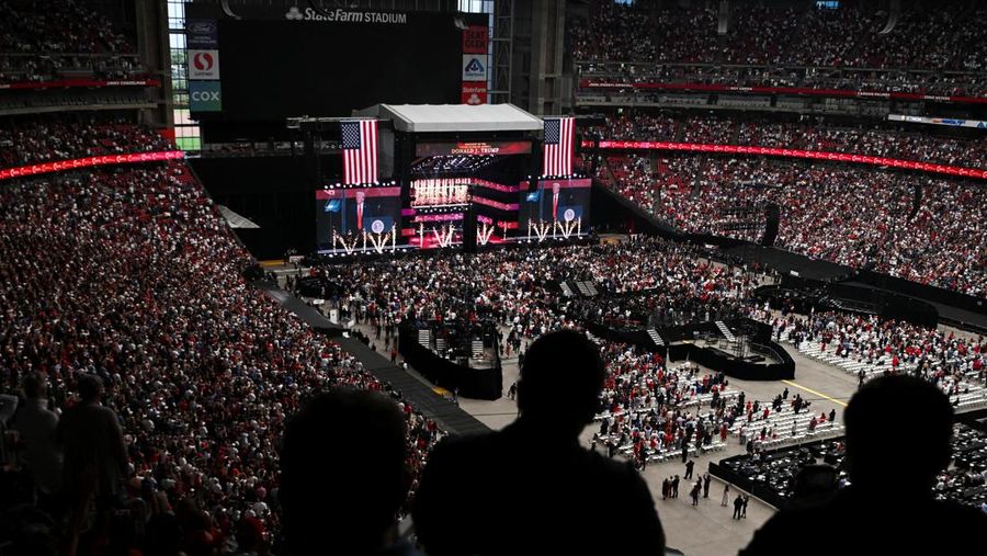 Presiden AS Donald Trump muncul di panggung selama upacara peringatan untuk komentator konservatif yang terbunuh Charlie Kirk di Stadion State Farm, di Glendale, Arizona, AS, 21 September 2025. (REUTERS/Daniel Cole)