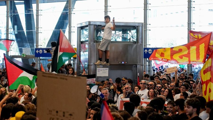 Para demonstran membawa suar asap, sementara para pekerja pelabuhan ikut serta dalam aksi mogok di dekat pelabuhan Genoa sebagai bagian dari protes nasional Para demonstran membawa suar asap, sementara para pekerja pelabuhan ikut serta dalam aksi mogok di dekat pelabuhan Genoa sebagai bagian dari protes nasional
