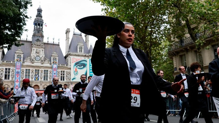 Pelayan membawa nampan berisi secangkir kopi, croissant, dan segelas air ikut serta dalam Cafe Race di Paris, Prancis, 21 September 2025. Pelayan membawa nampan berisi secangkir kopi, croissant, dan segelas air ikut serta dalam Cafe Race di Paris, Prancis, 21 September 2025. (REUTERS/Stephanie Lecocq)