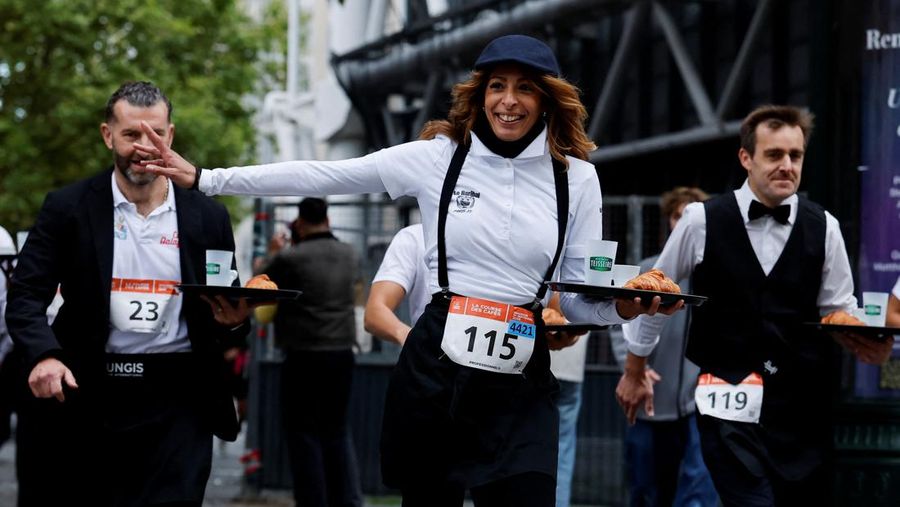 Pelayan membawa nampan berisi secangkir kopi, croissant, dan segelas air ikut serta dalam Cafe Race di Paris, Prancis, 21 September 2025. Pelayan membawa nampan berisi secangkir kopi, croissant, dan segelas air ikut serta dalam Cafe Race di Paris, Prancis, 21 September 2025. (REUTERS/Stephanie Lecocq)