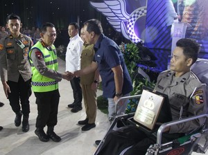 Korlantas Beri Pin Emas ke 3 Tokoh Berkontribusi Majukan Layanan Lalu Lintas