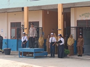 Police Goes To School Beri Pesan Disiplin Lantas Siswa SMP di Dumai