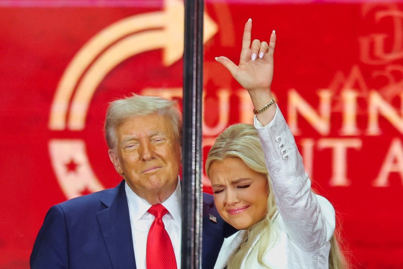 Presiden AS Donald Trump muncul di panggung selama upacara peringatan untuk komentator konservatif yang terbunuh Charlie Kirk di Stadion State Farm, di Glendale, Arizona, AS, 21 September 2025. (REUTERS/Daniel Cole)