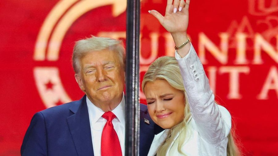 Presiden AS Donald Trump muncul di panggung selama upacara peringatan untuk komentator konservatif yang terbunuh Charlie Kirk di Stadion State Farm, di Glendale, Arizona, AS, 21 September 2025. (REUTERS/Daniel Cole)