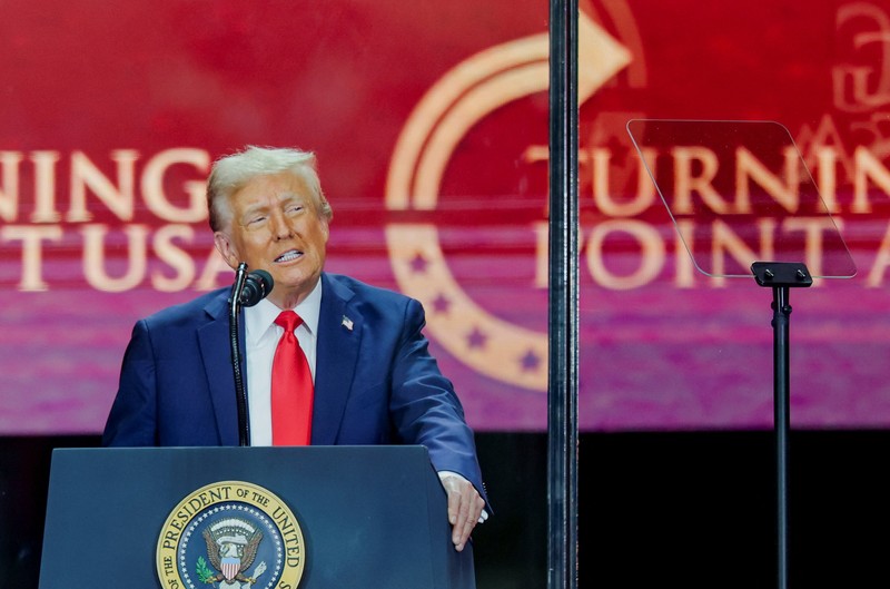 Presiden AS Donald Trump muncul di panggung selama upacara peringatan untuk komentator konservatif yang terbunuh Charlie Kirk di Stadion State Farm, di Glendale, Arizona, AS, 21 September 2025. Presiden AS Donald Trump muncul di panggung selama upacara peringatan untuk komentator konservatif yang terbunuh Charlie Kirk di Stadion State Farm, di Glendale, Arizona, AS, 21 September 2025. (REUTERS/Daniel Cole)