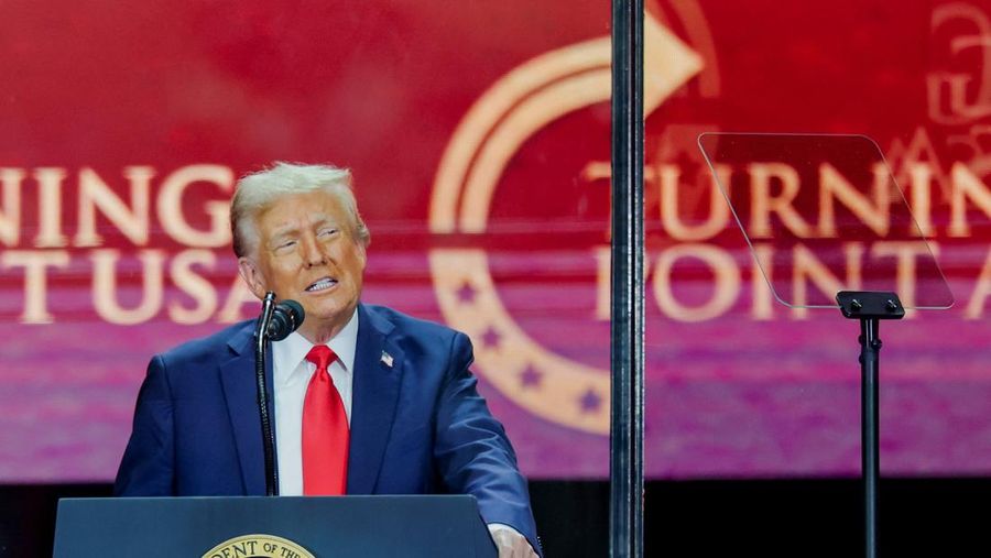 Presiden AS Donald Trump muncul di panggung selama upacara peringatan untuk komentator konservatif yang terbunuh Charlie Kirk di Stadion State Farm, di Glendale, Arizona, AS, 21 September 2025. (REUTERS/Daniel Cole)