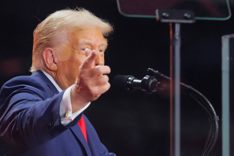 Presiden AS Donald Trump muncul di panggung selama upacara peringatan untuk komentator konservatif yang terbunuh Charlie Kirk di Stadion State Farm, di Glendale, Arizona, AS, 21 September 2025. (REUTERS/Daniel Cole)