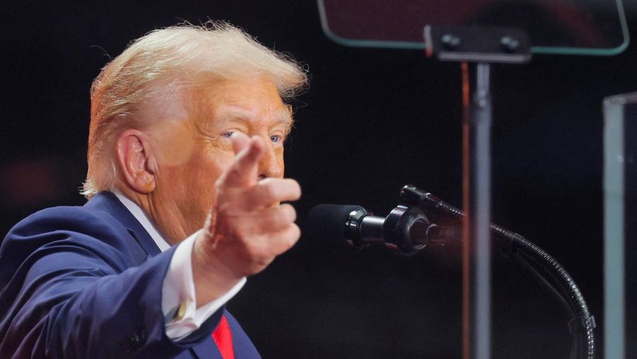 Presiden AS Donald Trump muncul di panggung selama upacara peringatan untuk komentator konservatif yang terbunuh Charlie Kirk di Stadion State Farm, di Glendale, Arizona, AS, 21 September 2025. (REUTERS/Daniel Cole)