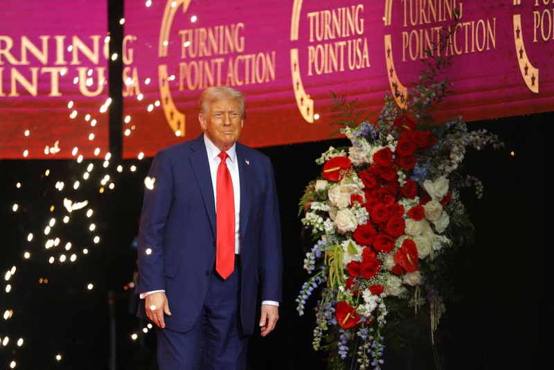 Presiden AS Donald Trump muncul di panggung selama upacara peringatan untuk komentator konservatif yang terbunuh Charlie Kirk di Stadion State Farm, di Glendale, Arizona, AS, 21 September 2025. Presiden AS Donald Trump muncul di panggung selama upacara peringatan untuk komentator konservatif yang terbunuh Charlie Kirk di Stadion State Farm, di Glendale, Arizona, AS, 21 September 2025. (REUTERS/Daniel Cole)