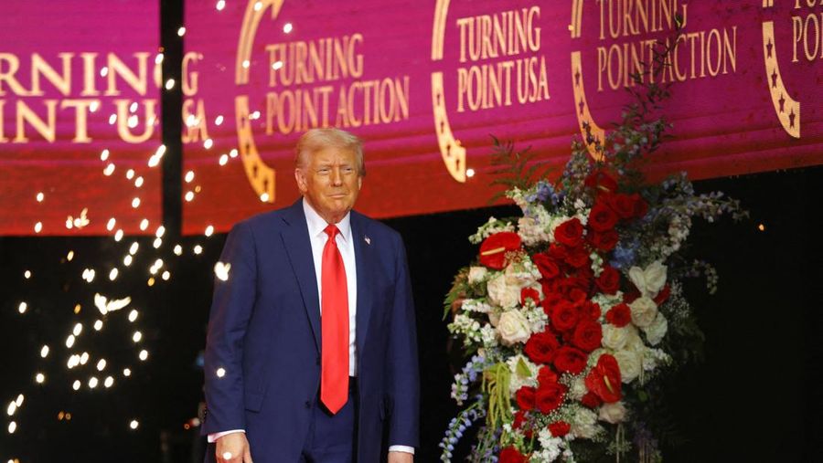 Presiden AS Donald Trump muncul di panggung selama upacara peringatan untuk komentator konservatif yang terbunuh Charlie Kirk di Stadion State Farm, di Glendale, Arizona, AS, 21 September 2025. (REUTERS/Daniel Cole)