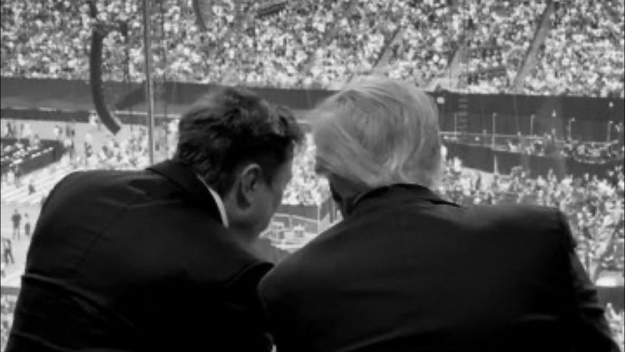 Presiden AS Donald Trump dan CEO Tesla Elon Musk berbincang saat menghadiri peringatan memorial aktivis konservatif Charlie Kirk di State Farm Stadium, Glendale, Arizona, Minggu (21/9/2025). (X/@WhiteHouse)