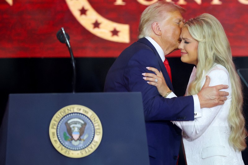 Presiden AS Donald Trump muncul di panggung selama upacara peringatan untuk komentator konservatif yang terbunuh Charlie Kirk di Stadion State Farm, di Glendale, Arizona, AS, 21 September 2025. Presiden AS Donald Trump muncul di panggung selama upacara peringatan untuk komentator konservatif yang terbunuh Charlie Kirk di Stadion State Farm, di Glendale, Arizona, AS, 21 September 2025. (REUTERS/Daniel Cole)