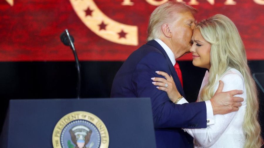 Presiden AS Donald Trump muncul di panggung selama upacara peringatan untuk komentator konservatif yang terbunuh Charlie Kirk di Stadion State Farm, di Glendale, Arizona, AS, 21 September 2025. Presiden AS Donald Trump muncul di panggung selama upacara peringatan untuk komentator konservatif yang terbunuh Charlie Kirk di Stadion State Farm, di Glendale, Arizona, AS, 21 September 2025. (REUTERS/Daniel Cole)