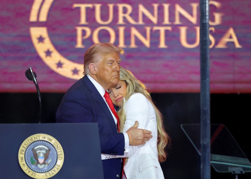 Presiden AS Donald Trump muncul di panggung selama upacara peringatan untuk komentator konservatif yang terbunuh Charlie Kirk di Stadion State Farm, di Glendale, Arizona, AS, 21 September 2025. Presiden AS Donald Trump muncul di panggung selama upacara peringatan untuk komentator konservatif yang terbunuh Charlie Kirk di Stadion State Farm, di Glendale, Arizona, AS, 21 September 2025. (REUTERS/Daniel Cole)