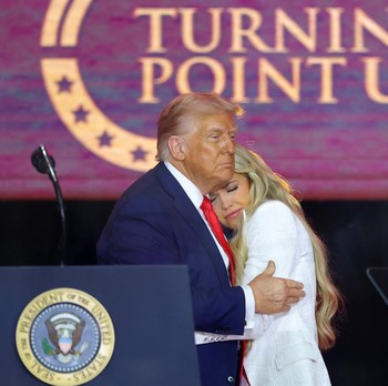 Momen Trump Hadiri Penghormatan Charlie Kirk, Cium & Peluk Istri