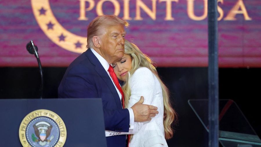 Presiden AS Donald Trump muncul di panggung selama upacara peringatan untuk komentator konservatif yang terbunuh Charlie Kirk di Stadion State Farm, di Glendale, Arizona, AS, 21 September 2025. Presiden AS Donald Trump muncul di panggung selama upacara peringatan untuk komentator konservatif yang terbunuh Charlie Kirk di Stadion State Farm, di Glendale, Arizona, AS, 21 September 2025. (REUTERS/Daniel Cole)