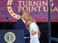 Momen Trump Hadiri Penghormatan Charlie Kirk, Cium & Peluk Istri