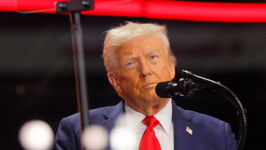 Presiden AS Donald Trump menghadiri upacara peringatan untuk komentator konservatif yang terbunuh Charlie Kirk di Stadion State Farm di Glendale, Arizona, AS, 21 September 2025. (REUTERS/Brian Snyder)