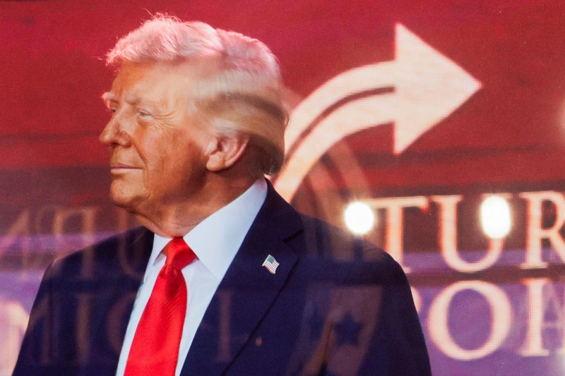 Presiden AS Donald Trump muncul di panggung selama upacara peringatan untuk komentator konservatif yang terbunuh Charlie Kirk di Stadion State Farm, di Glendale, Arizona, AS, 21 September 2025. Presiden AS Donald Trump muncul di panggung selama upacara peringatan untuk komentator konservatif yang terbunuh Charlie Kirk di Stadion State Farm, di Glendale, Arizona, AS, 21 September 2025. (REUTERS/Daniel Cole)