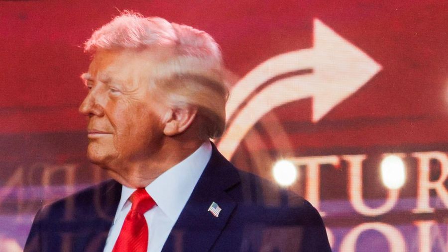 Presiden AS Donald Trump muncul di panggung selama upacara peringatan untuk komentator konservatif yang terbunuh Charlie Kirk di Stadion State Farm, di Glendale, Arizona, AS, 21 September 2025. Presiden AS Donald Trump muncul di panggung selama upacara peringatan untuk komentator konservatif yang terbunuh Charlie Kirk di Stadion State Farm, di Glendale, Arizona, AS, 21 September 2025. (REUTERS/Daniel Cole)