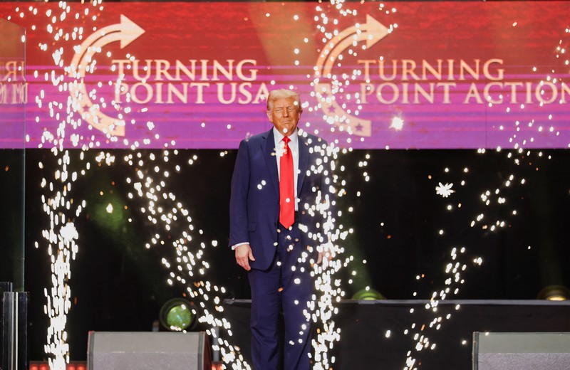 Presiden AS Donald Trump muncul di panggung selama upacara peringatan untuk komentator konservatif yang terbunuh Charlie Kirk di Stadion State Farm, di Glendale, Arizona, AS, 21 September 2025. (REUTERS/Daniel Cole)