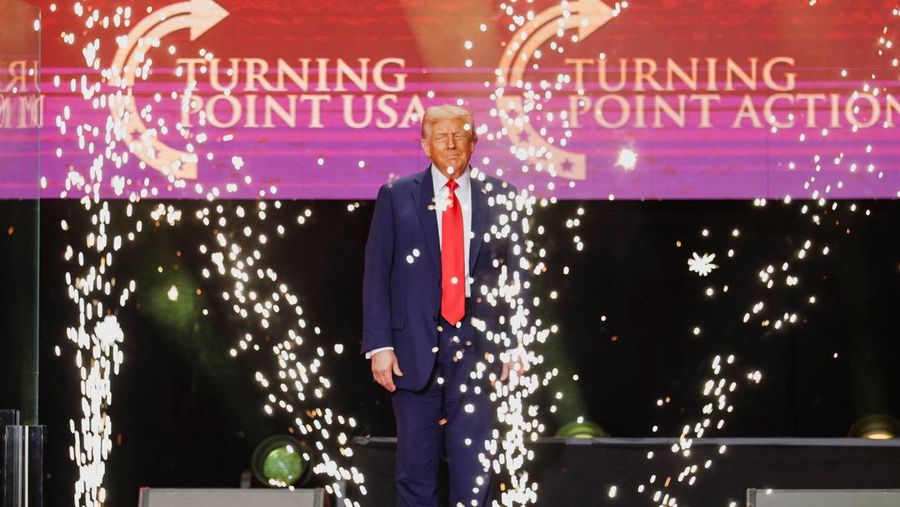 Presiden AS Donald Trump muncul di panggung selama upacara peringatan untuk komentator konservatif yang terbunuh Charlie Kirk di Stadion State Farm, di Glendale, Arizona, AS, 21 September 2025. (REUTERS/Daniel Cole)