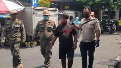 Heboh ODGJ Laki-laki dan Perempuan di Gresik Bersebadan di Tepi Jalan