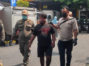 Heboh ODGJ Laki-laki dan Perempuan di Gresik Bersebadan di Tepi Jalan