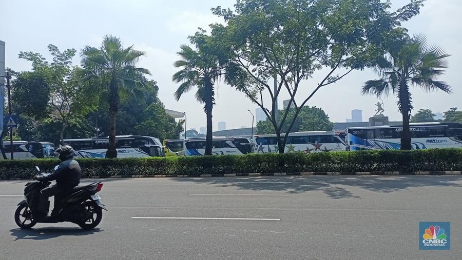 Puluhan bus yang mengangkut para buruh yang akan menggelar aksi demonstrasi dari berbagai daerah sudah terparkir di depan gerbang utama kawasan Gelora Bung Karno, Senayan, Jakarta, Senin (22/9/2025). (CNBC Indonesia/Ferry Sandi)
