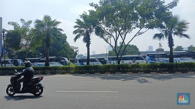 Mengular, Deretan Bus-Bus Pembawa Buruh Massa Demo di DPR Hari Ini