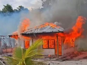 Warga Malut Bakar 5 Rumah Bantuan Pemkab Raja Ampat Buntut Sengketa Pulau