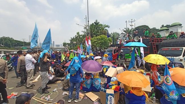 Bawa 3 Tuntutan, Aksi Demo Buruh di depan DPR Diwarnai Selawatan Badar