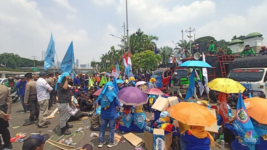 Ribuan buruh yang tergabung dalam Konfederasi Serikat Pekerja Indonesia (KSPI) dan Partai Buruh menggelar aksi unjuk rasa di depan Gedung DPR RI, Senayan, Jakarta, pada Senin (22/9/2025). (CNBC Indonesia/Chandra Dwi Pranata)