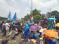 Bawa 3 Tuntutan, Aksi Demo Buruh di depan DPR Diwarnai Selawatan Badar