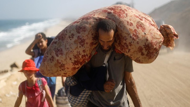 Sejumlah warga Palestina yang mengungsi di Gaza Selatan akibat agresi Israel, Senin (22/9/2025). (REUTERS/Dawoud Abu Alkas)