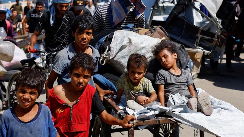 Sejumlah warga Palestina yang mengungsi di Gaza Selatan akibat agresi Israel, Senin (22/9/2025). (REUTERS/Dawoud Abu Alkas)