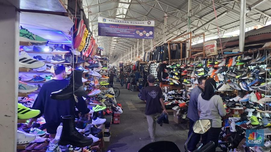 Sepatu Impor Bekas-Baru di Pasar Jembatan Item, Jatinegara, Jakarta Timur dan Pasar Poncol, Senen, Jakarta Pusat pada Jumat (19/9/2025). (CNBC Indonesia/Chandra Dwi Pranata)