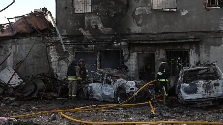 Serangan udara Rusia di kota Zaporizhzhia, Ukraina tenggara, menewaskan tiga orang dan melukai dua lainnya, Senin (22/9/2025). Serangan udara Rusia di kota Zaporizhzhia, Ukraina tenggara, menewaskan tiga orang dan melukai dua lainnya, Senin (22/9/2025). (State Emergency Service of Ukraine in Kyiv region/Handout via REUTERS)