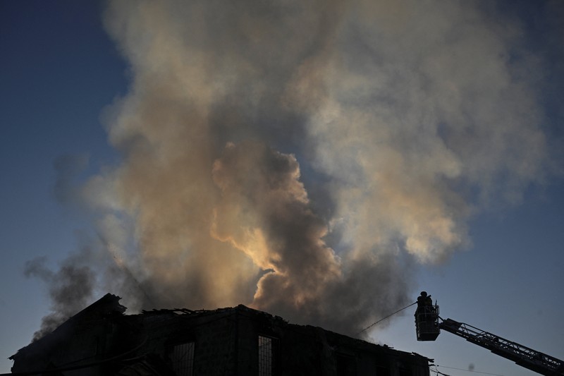 Serangan udara Rusia di kota Zaporizhzhia, Ukraina tenggara, menewaskan tiga orang dan melukai dua lainnya, Senin (22/9/2025). (State Emergency Service of Ukraine in Kyiv region/Handout via REUTERS)