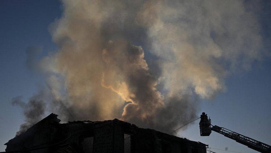 Serangan udara Rusia di kota Zaporizhzhia, Ukraina tenggara, menewaskan tiga orang dan melukai dua lainnya, Senin (22/9/2025). (State Emergency Service of Ukraine in Kyiv region/Handout via REUTERS)